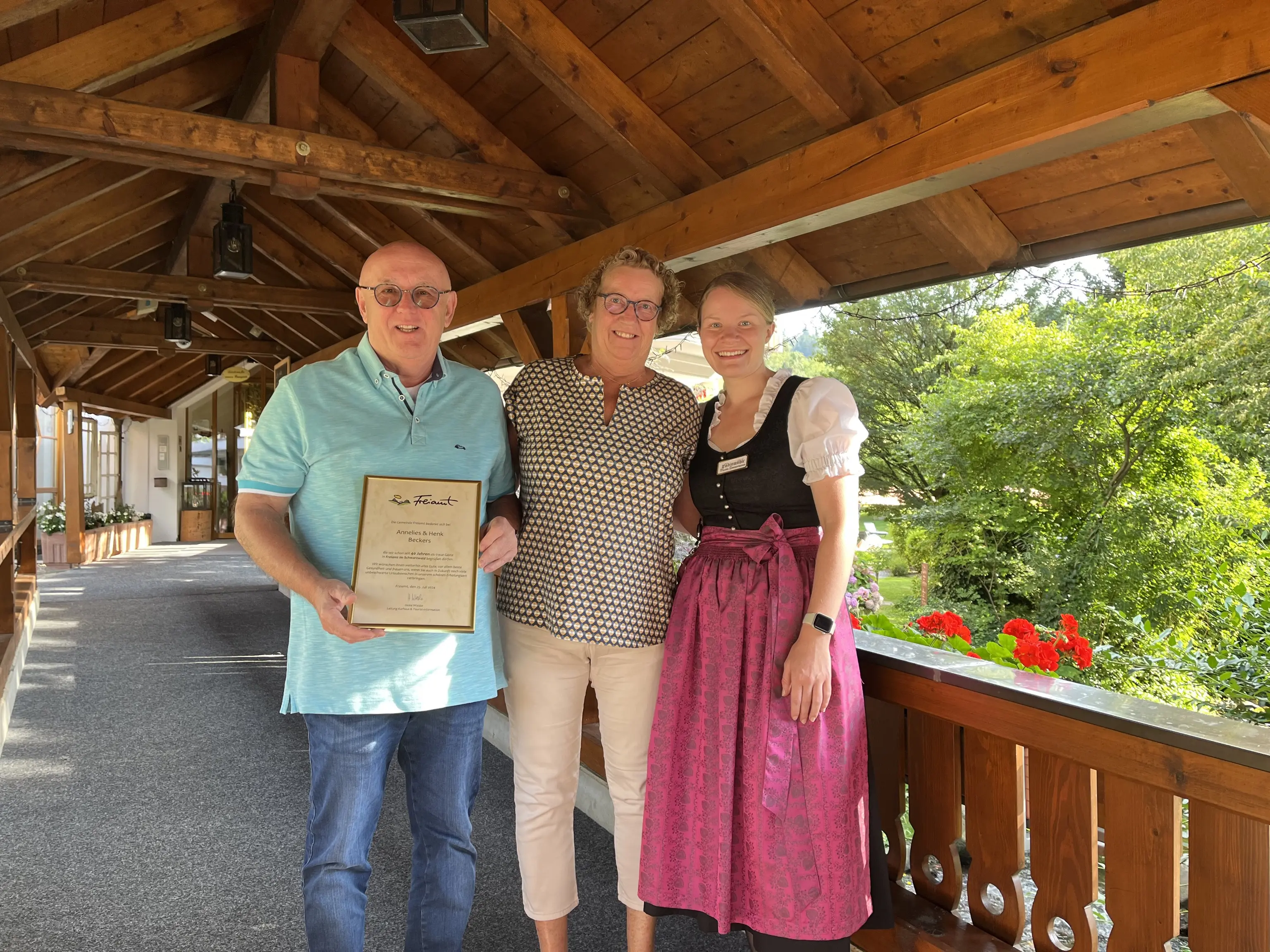 Maxie Zimmermann bedankt sich bei Annelies und Henk Beckers für 40 Jahre Treue